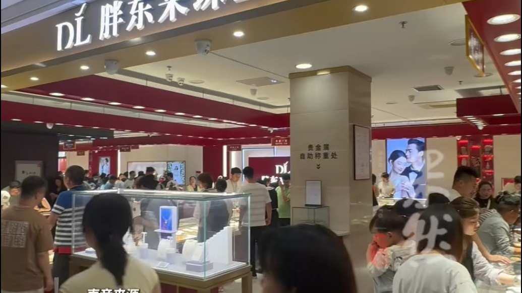和田玉风波后胖东来卖疯了，一天百余号顾客抢购