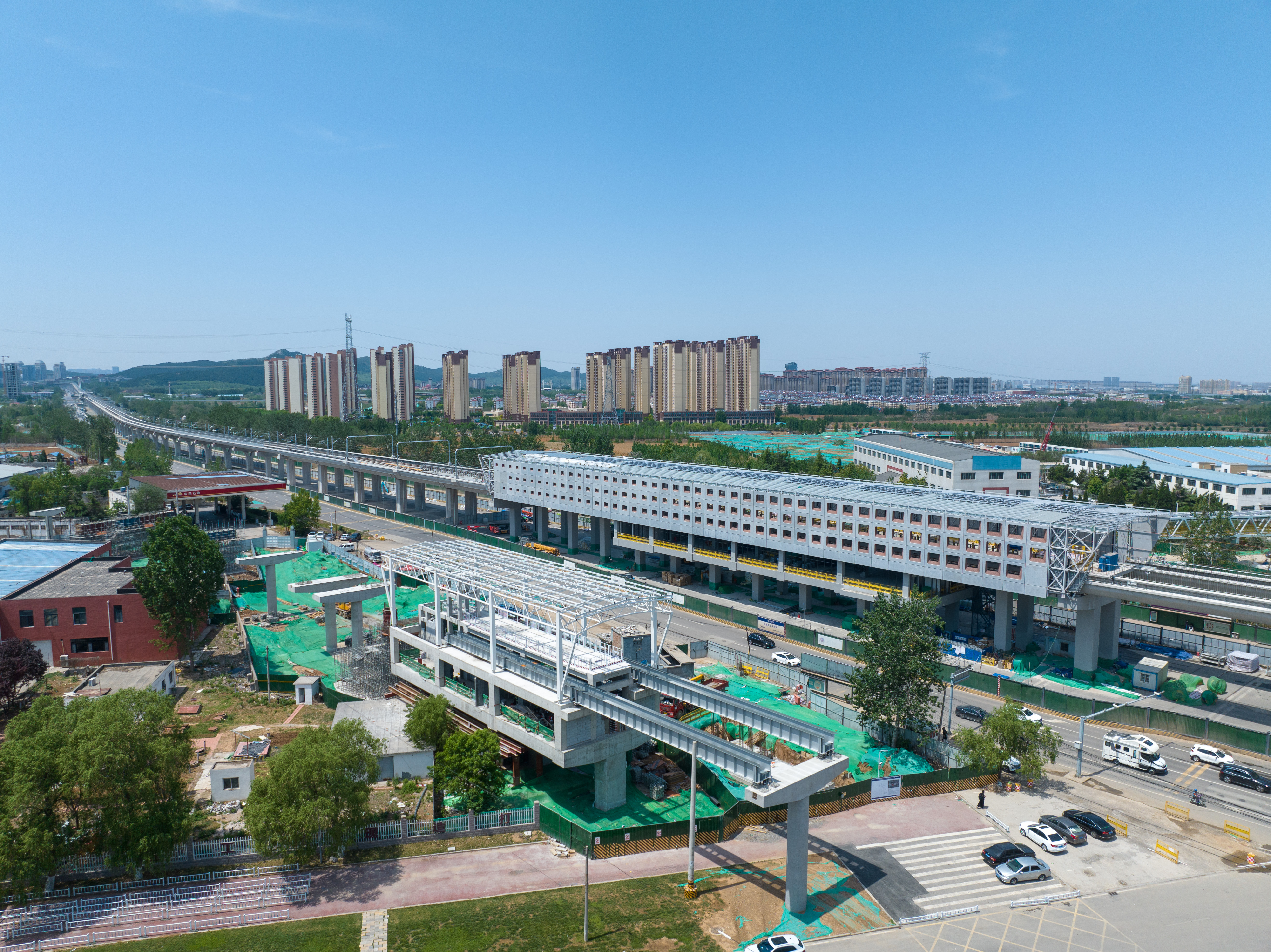 济南轨道交通8号线山东职业学院站站房建成，与云巴“无缝衔接”