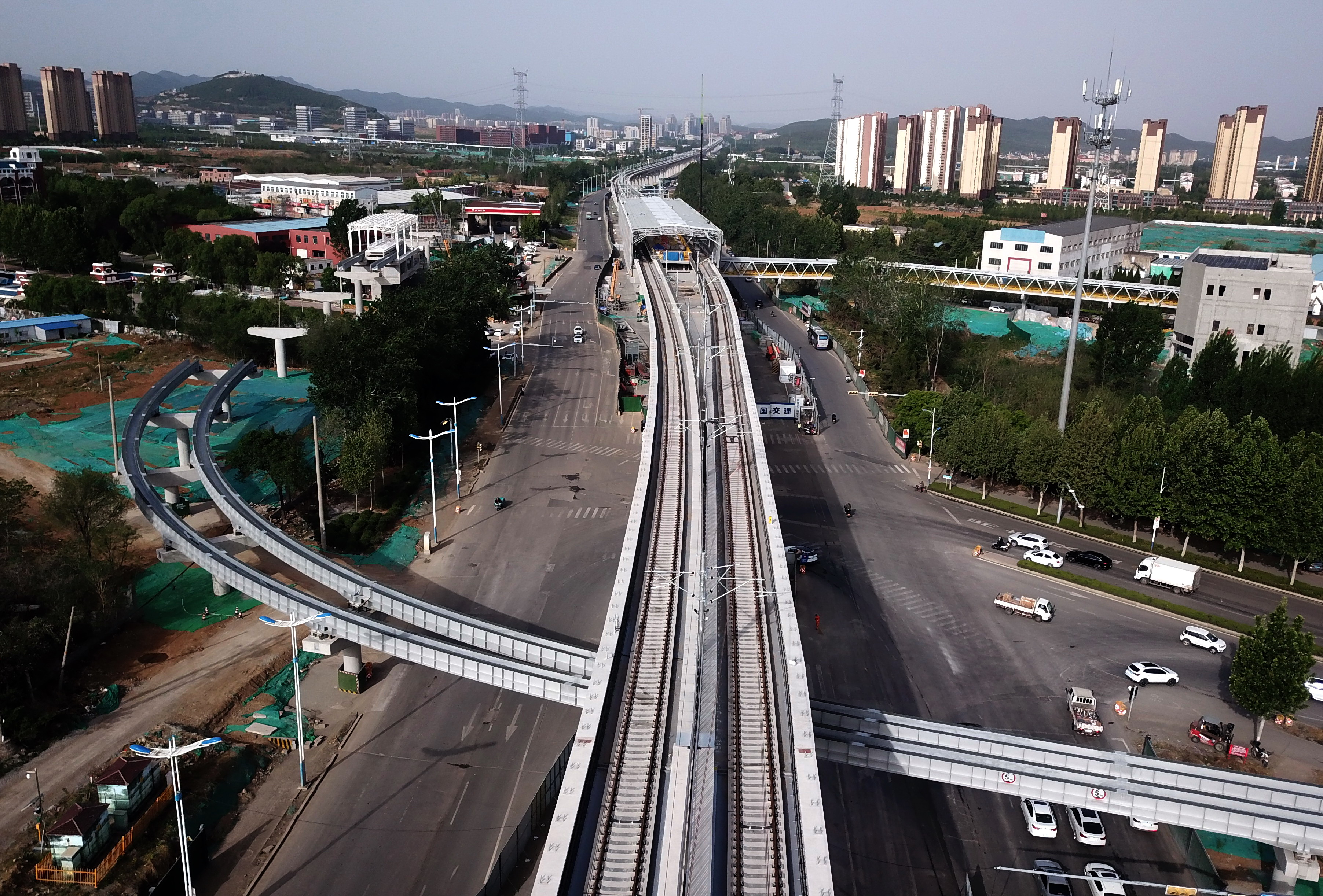 济南轨道交通8号线山东职业学院站站房建成，与云巴“无缝衔接”