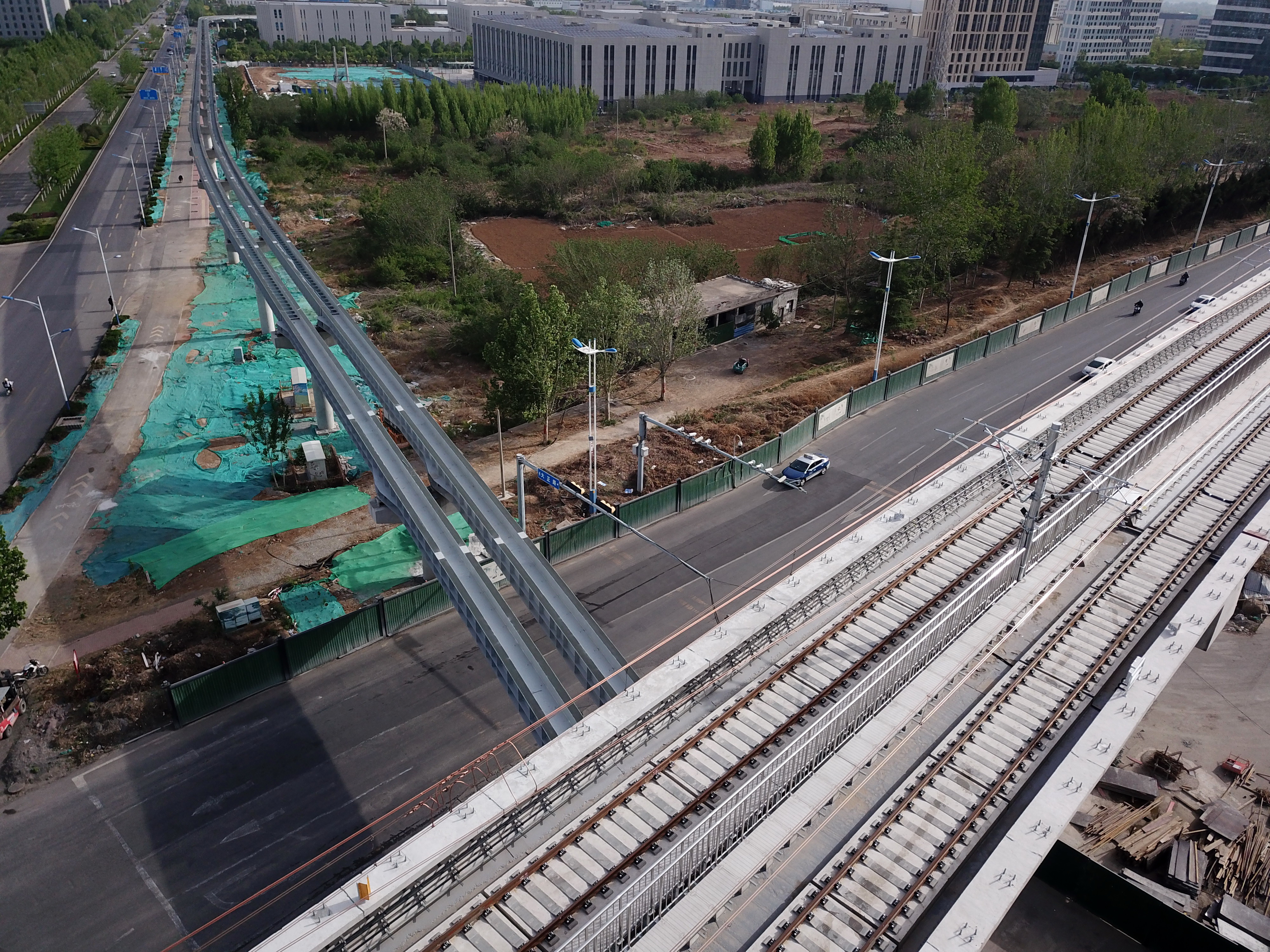 济南轨道交通8号线山东职业学院站站房建成，与云巴“无缝衔接”