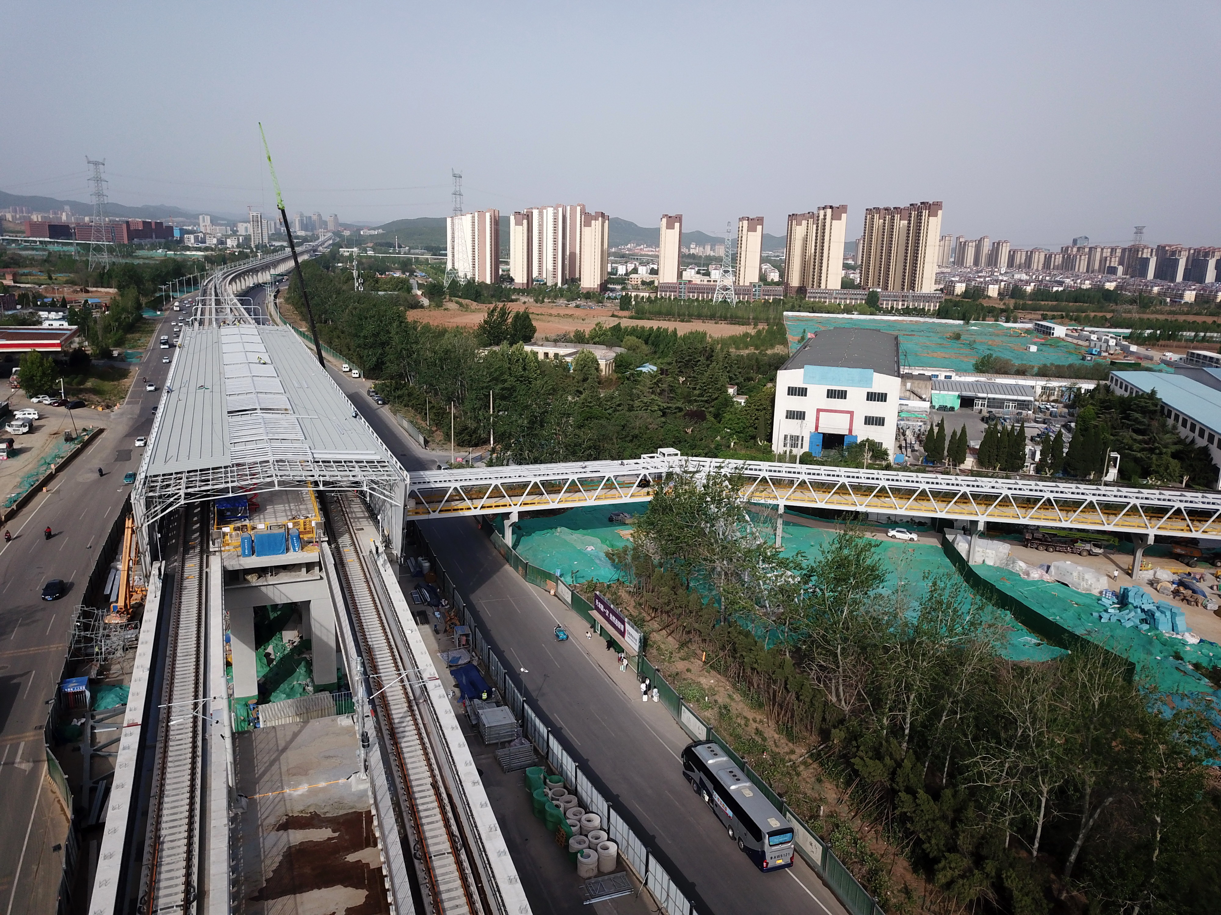 济南轨道交通8号线山东职业学院站站房建成，与云巴“无缝衔接”