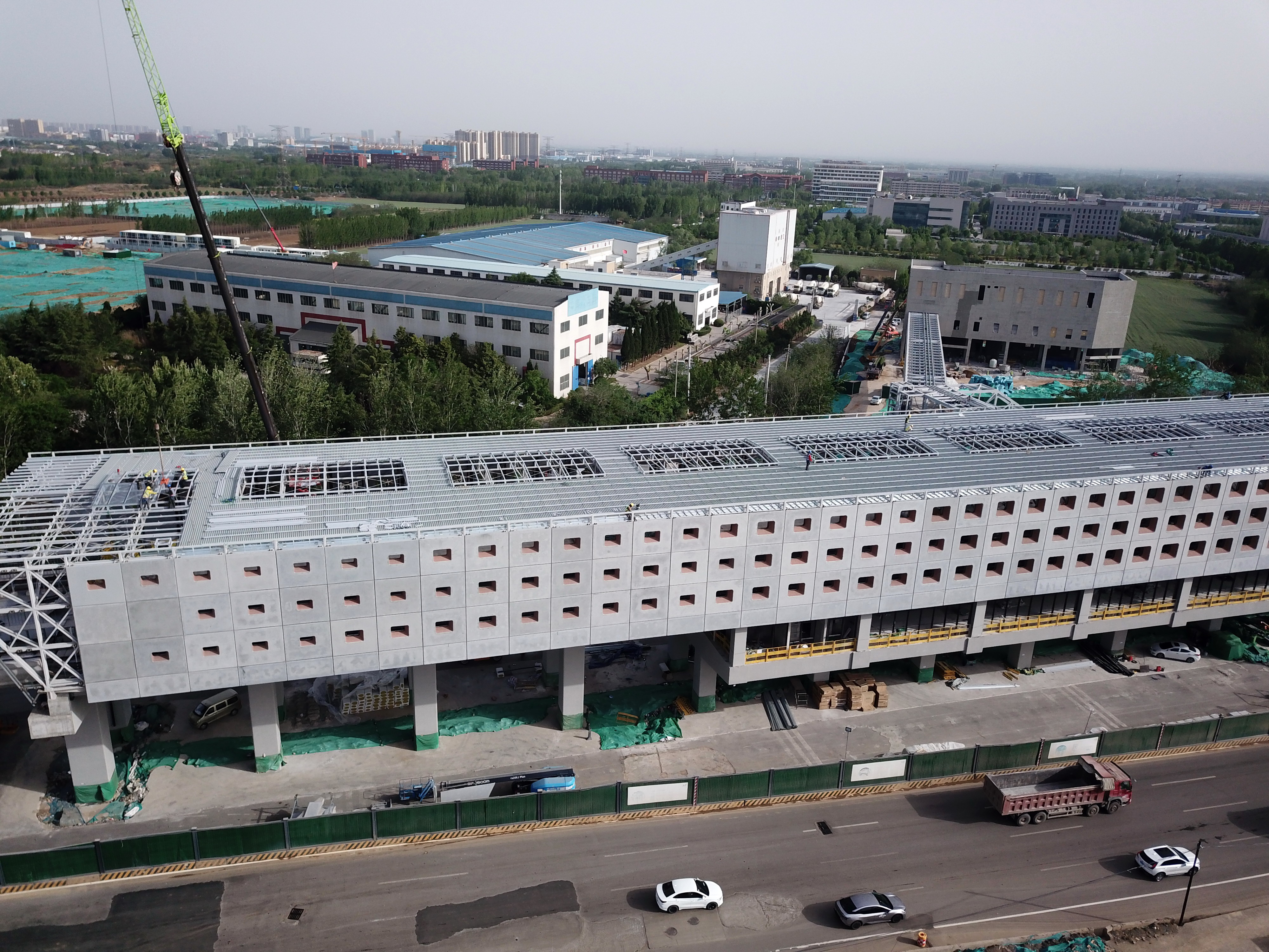 济南轨道交通8号线山东职业学院站站房建成，与云巴“无缝衔接”