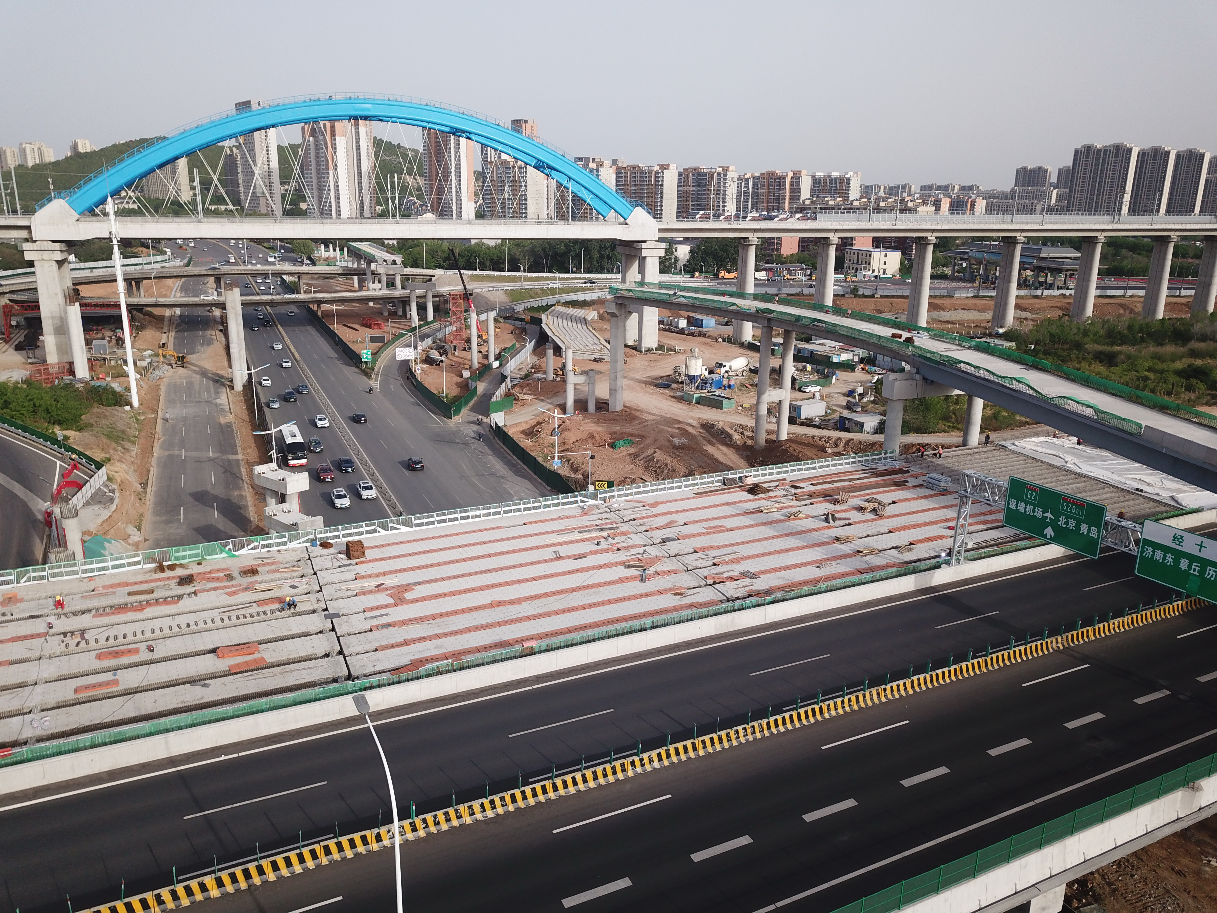 济南绕城高速小许家至港沟段改扩建施工进展顺利，新建箱梁成功上跨经十路