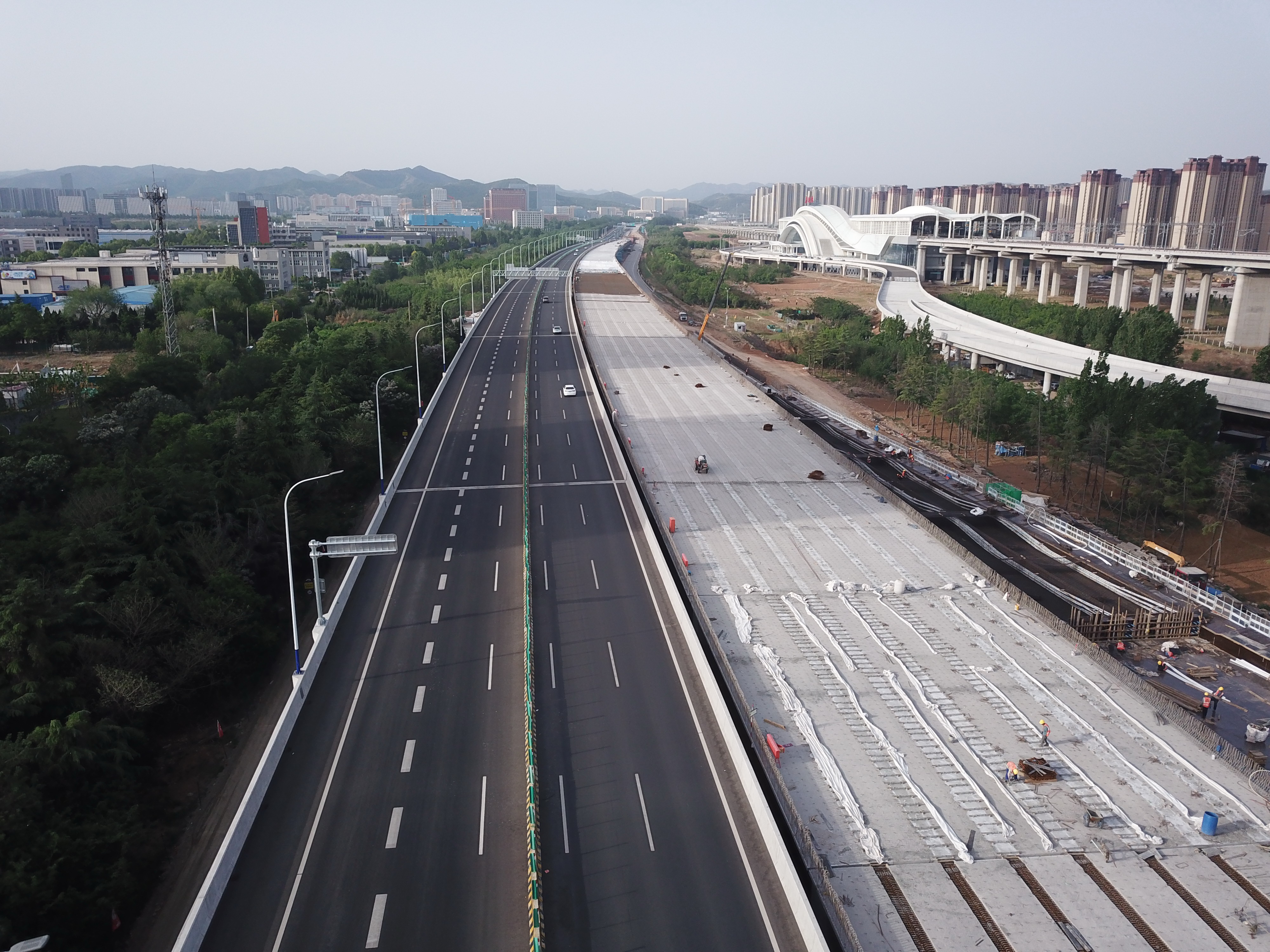 济南绕城高速小许家至港沟段改扩建施工进展顺利，新建箱梁成功上跨经十路