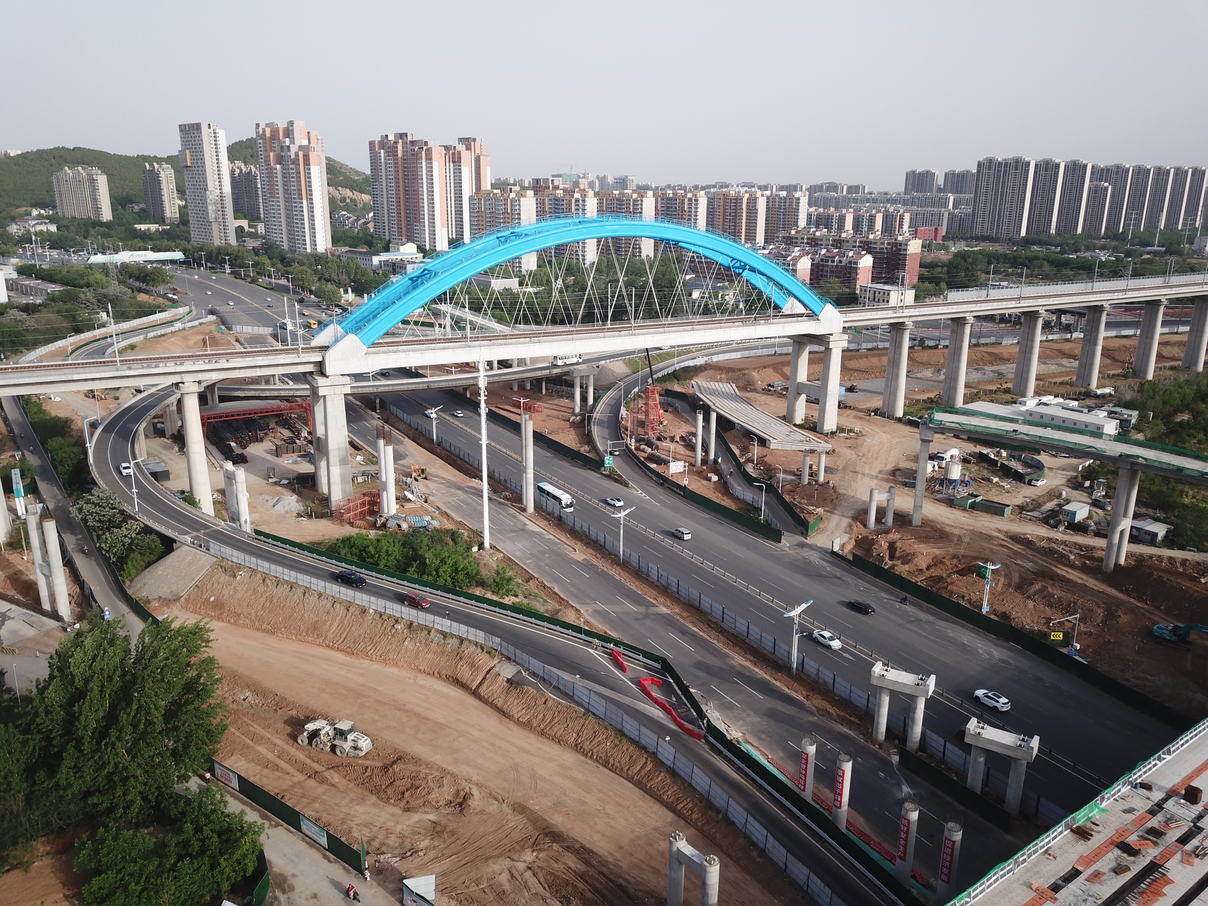 济南绕城高速小许家至港沟段改扩建施工进展顺利，新建箱梁成功上跨经十路