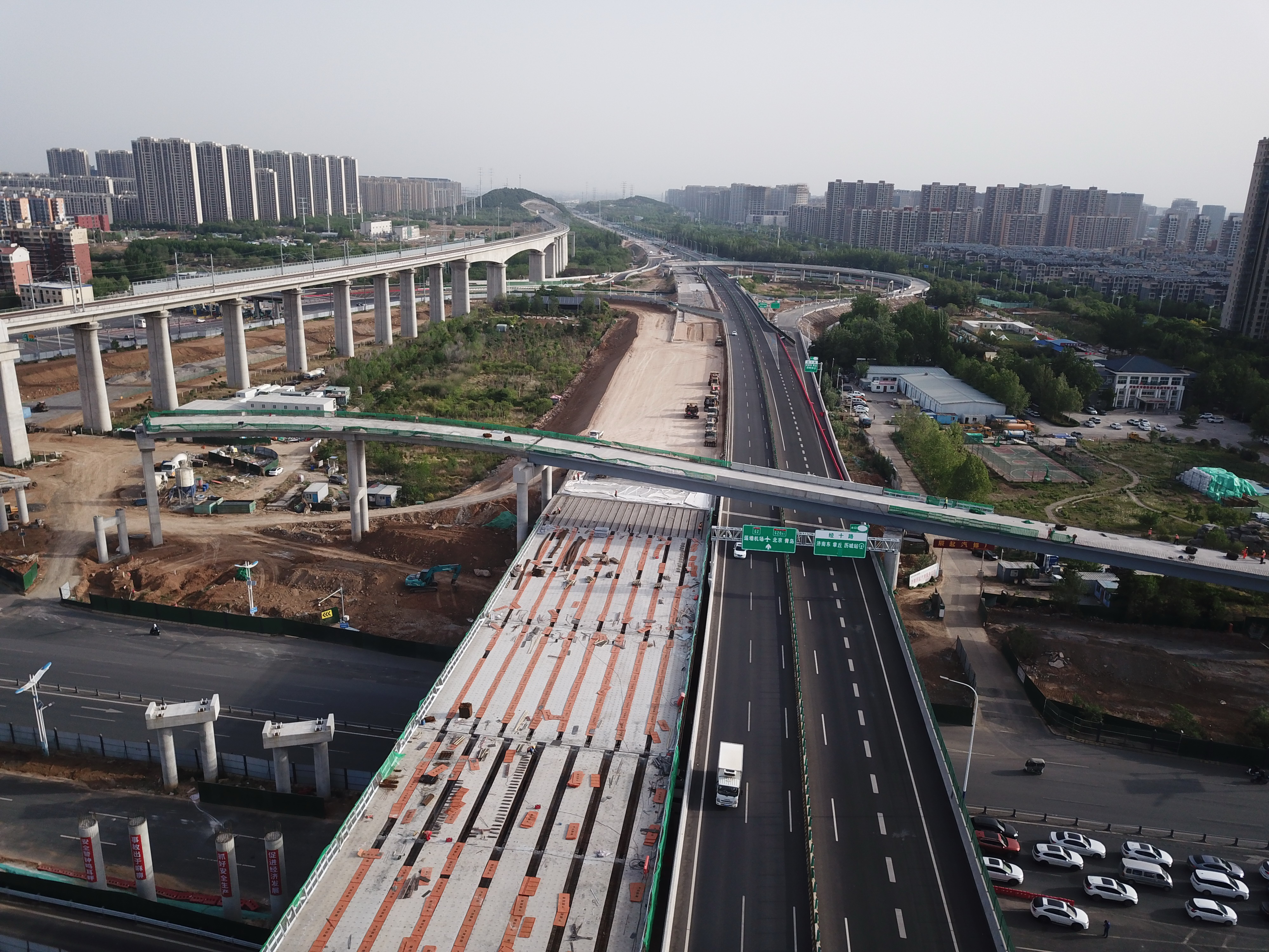 济南绕城高速小许家至港沟段改扩建施工进展顺利，新建箱梁成功上跨经十路