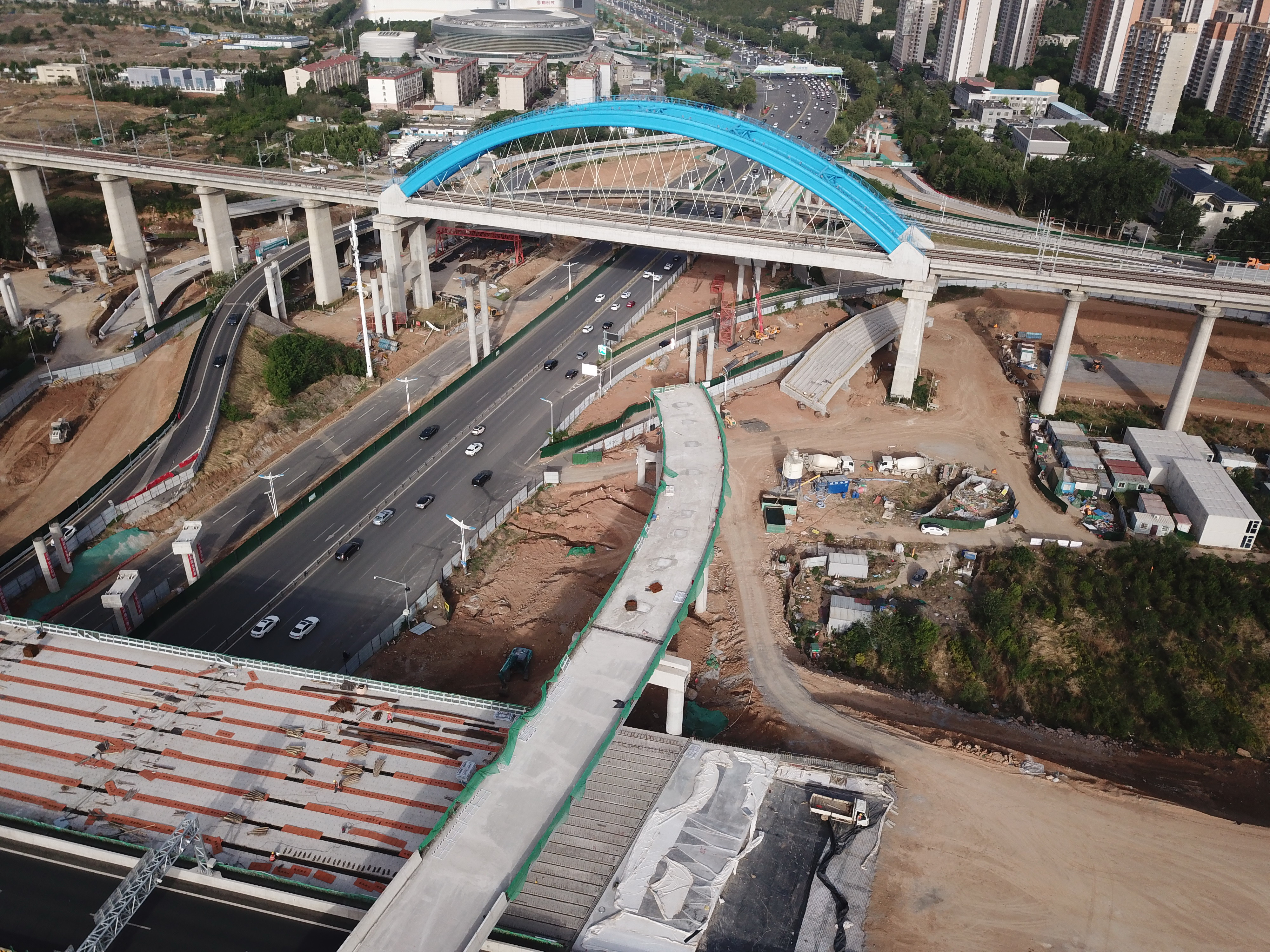 济南绕城高速小许家至港沟段改扩建施工进展顺利，新建箱梁成功上跨经十路