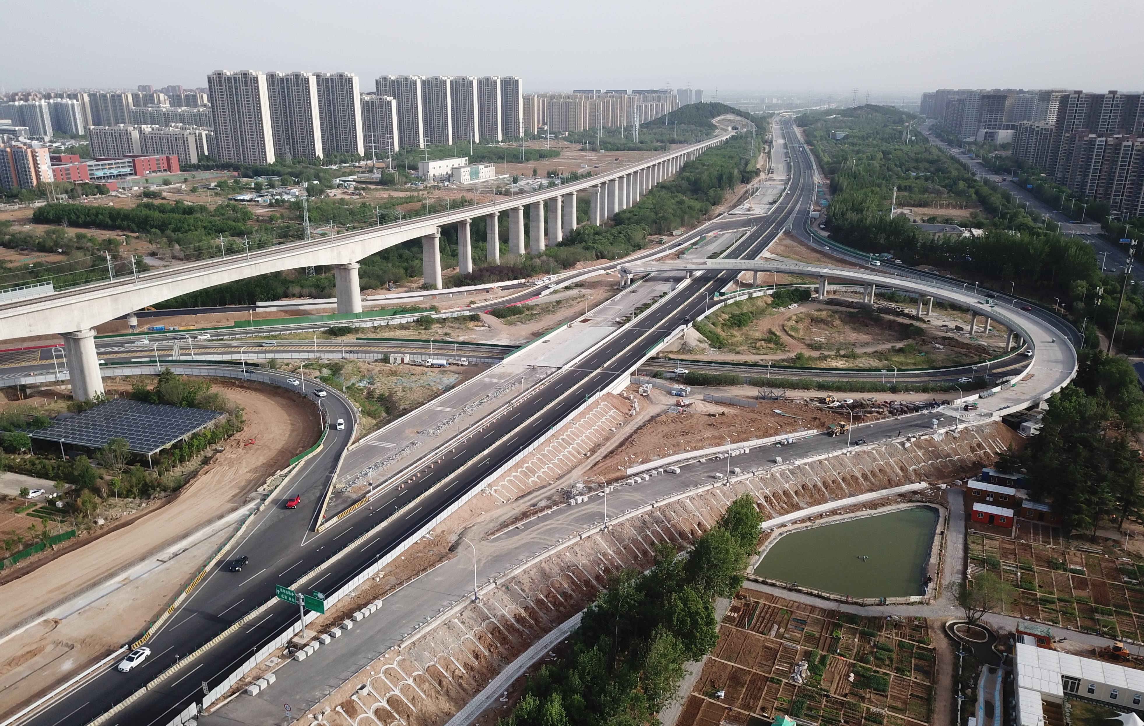 济南绕城高速小许家至港沟段改扩建施工进展顺利，新建箱梁成功上跨经十路