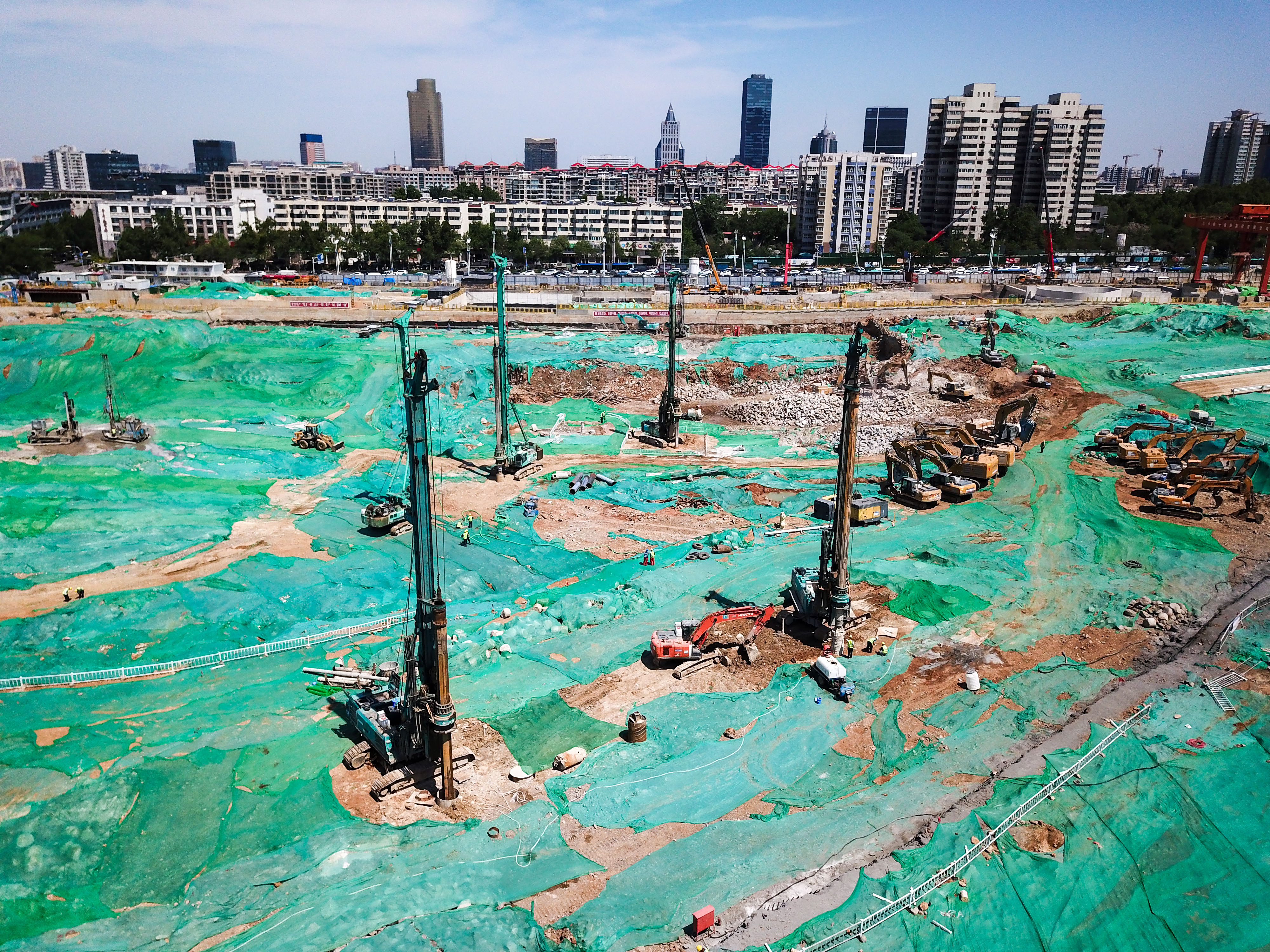 数十台大型机械作业，千佛山北广场基坑继续深挖