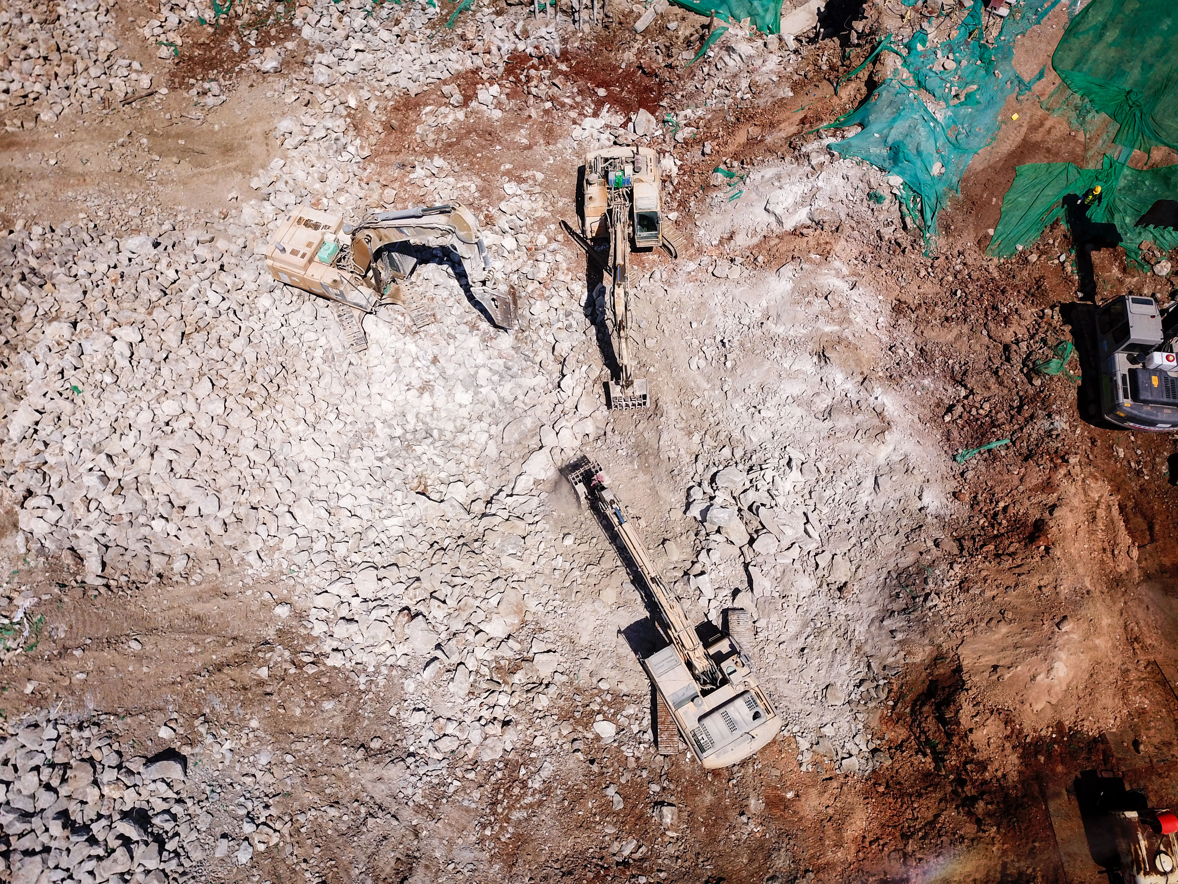 数十台大型机械作业，千佛山北广场基坑继续深挖