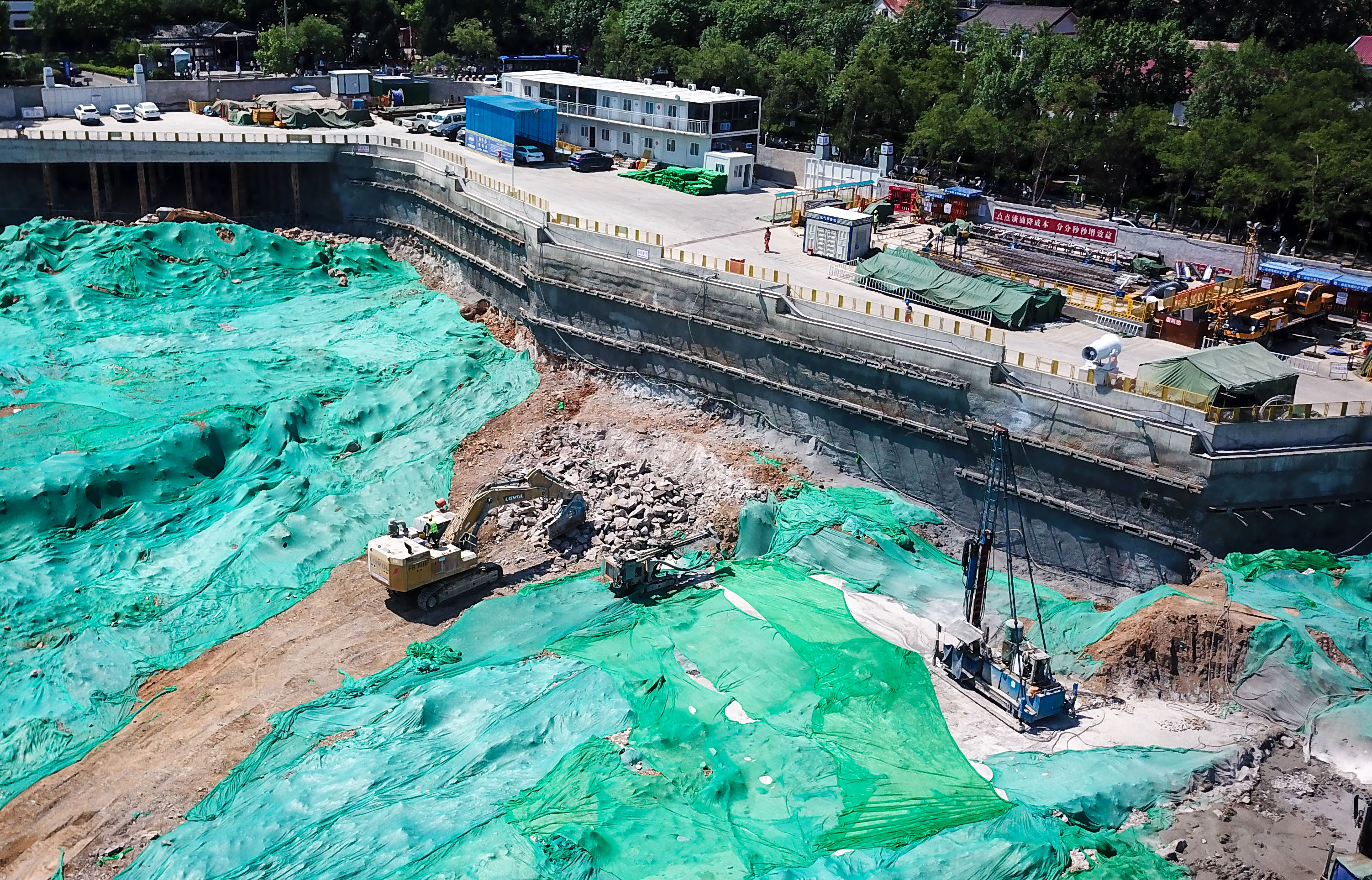 数十台大型机械作业，千佛山北广场基坑继续深挖