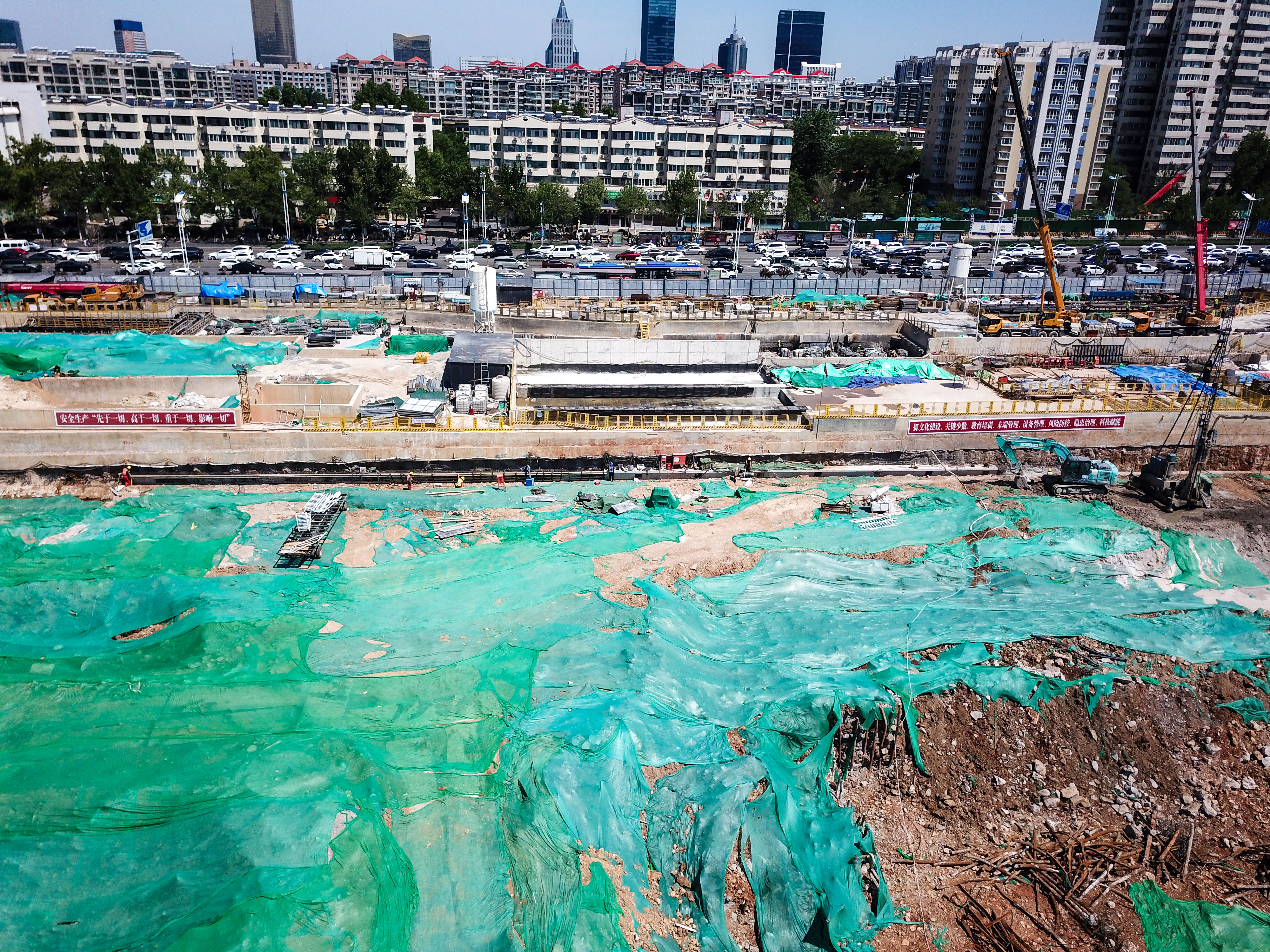 数十台大型机械作业，千佛山北广场基坑继续深挖