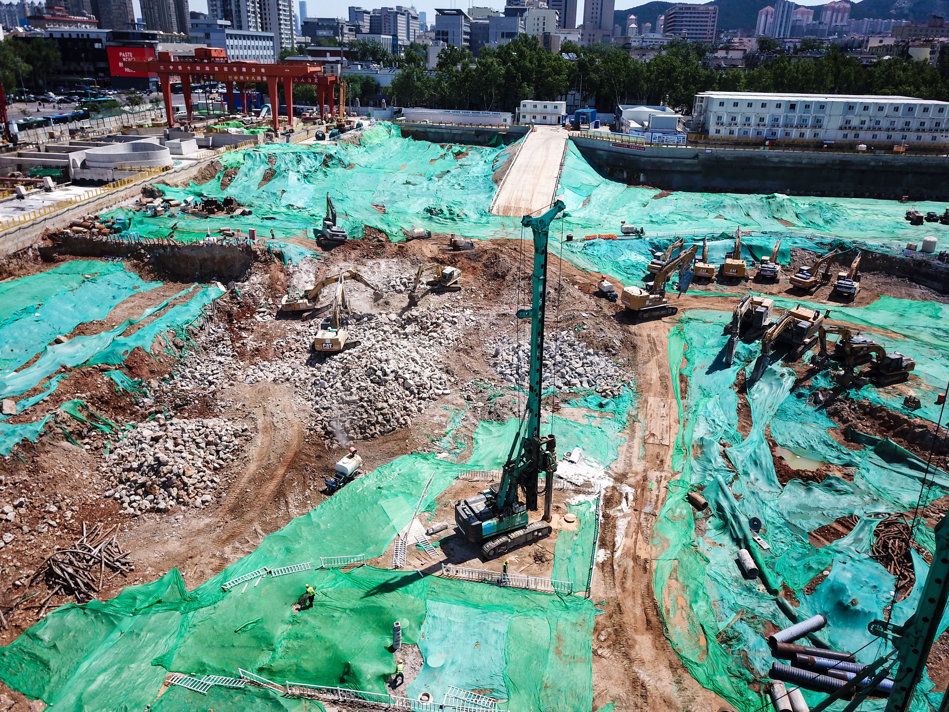 数十台大型机械作业，千佛山北广场基坑继续深挖