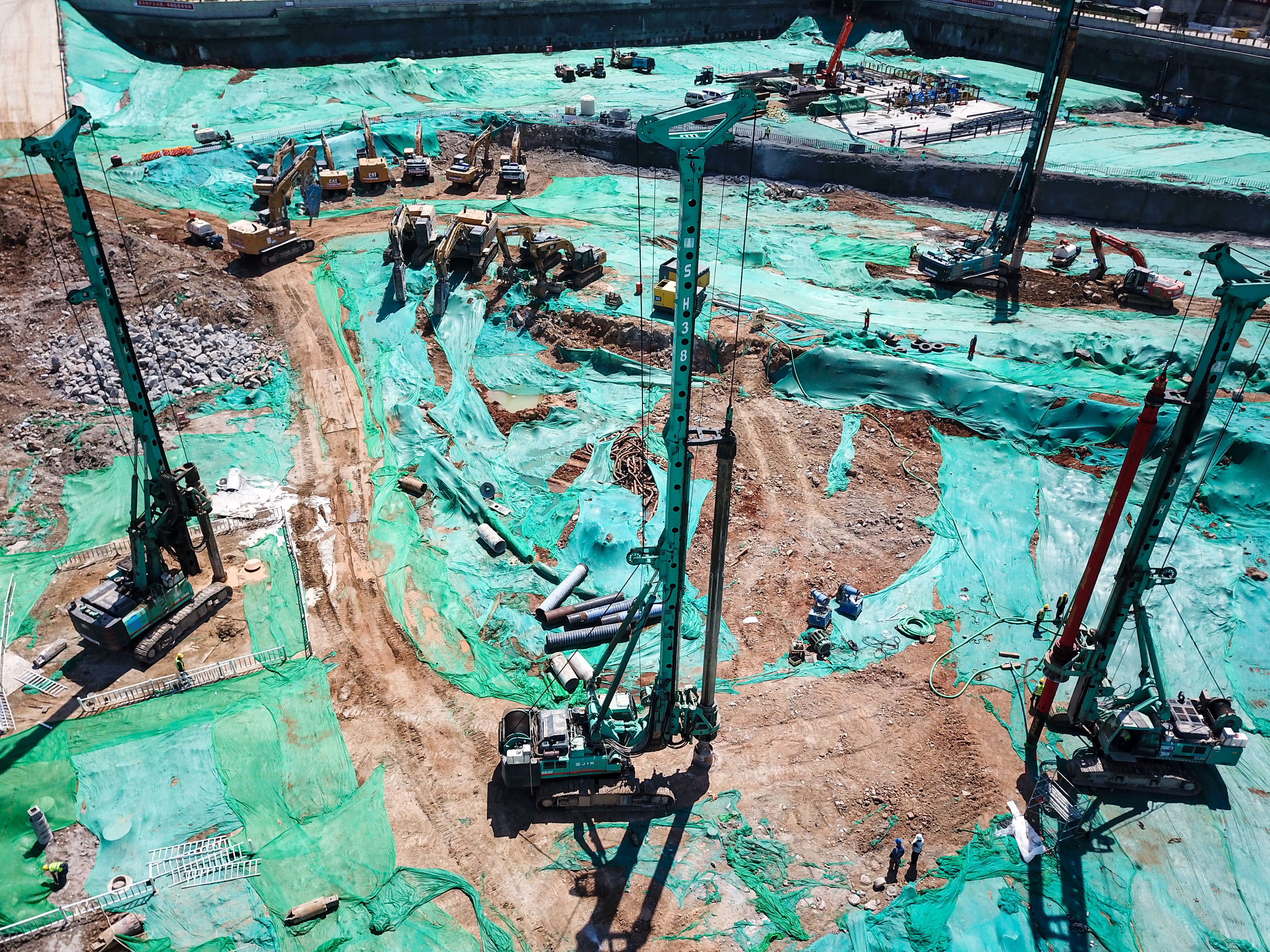 数十台大型机械作业，千佛山北广场基坑继续深挖