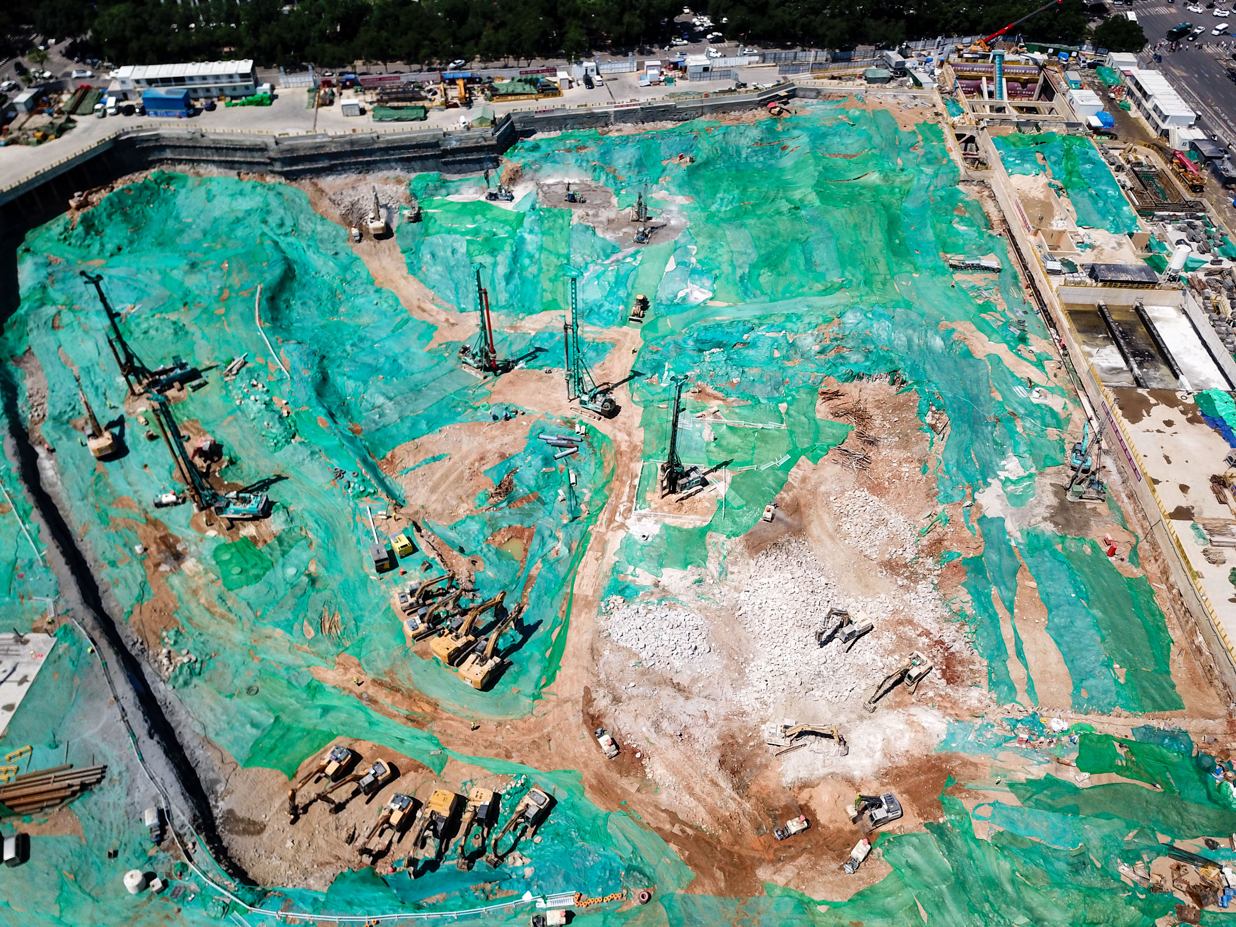 数十台大型机械作业，千佛山北广场基坑继续深挖