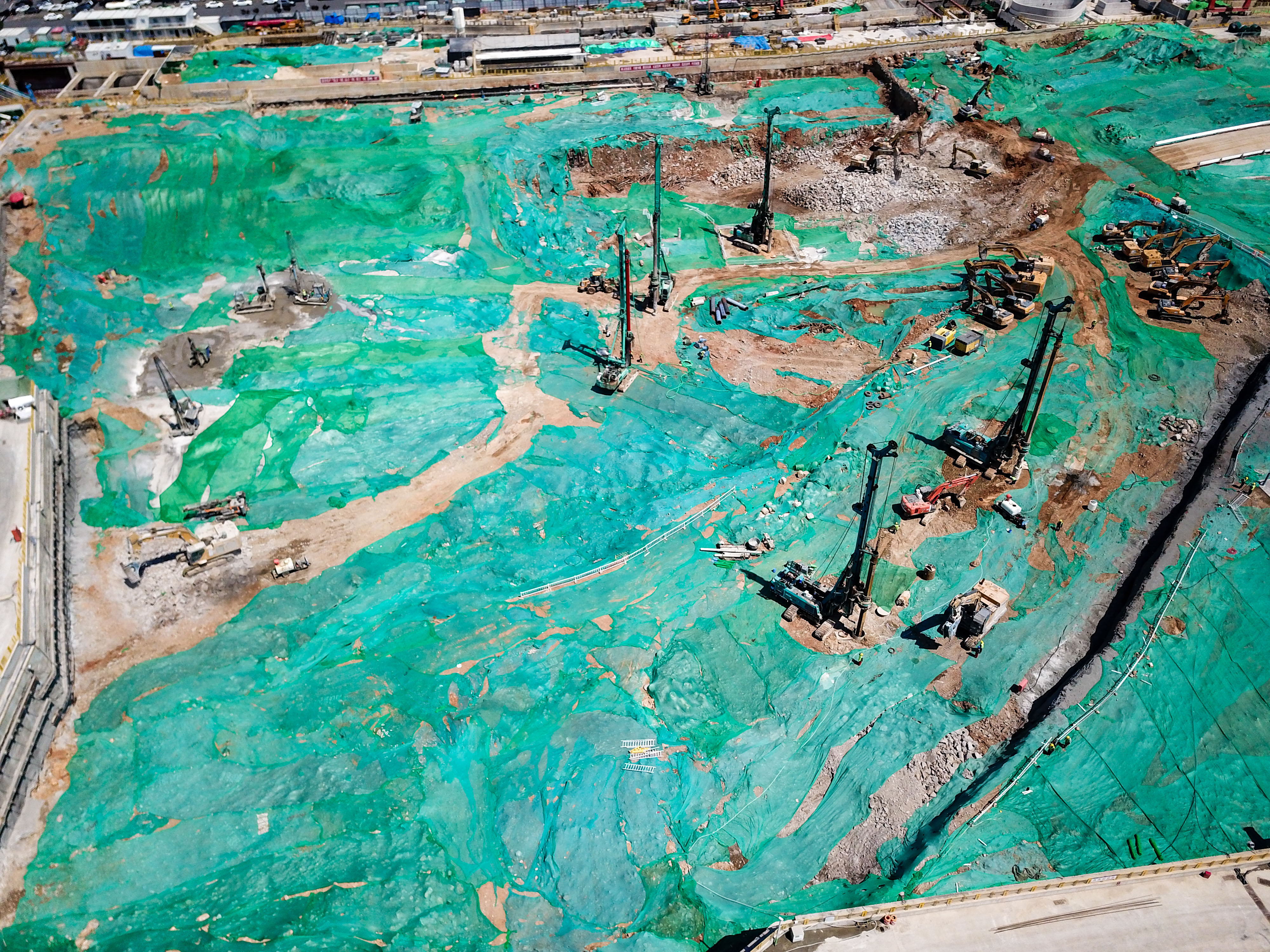 数十台大型机械作业，千佛山北广场基坑继续深挖