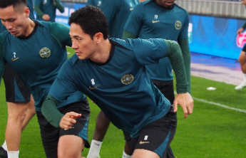 中超|鲁浙之战赛前，浙江队主教练卡内达率队参加踩场训练