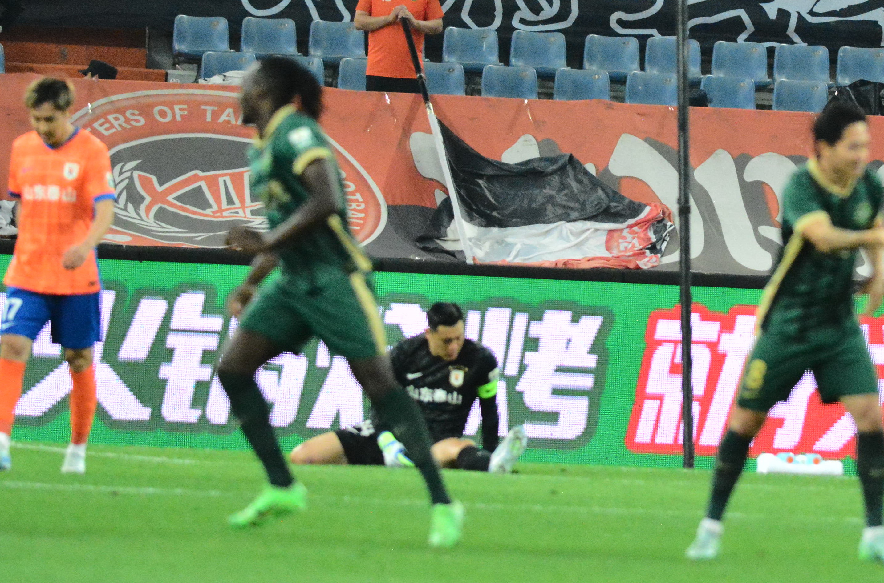 中超|泰山VS浙江，上半时第2分钟泰山失球，门将王大雷很着急