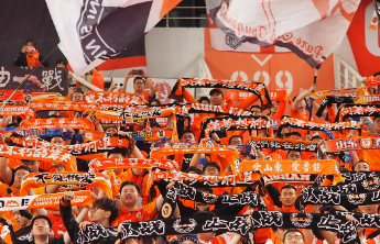 中超|泰山大胜浙江，九声汽笛再次响彻奥体，球迷欢呼雀跃！