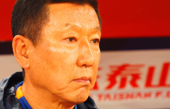 中超|鲁浙之战赛前，泰山球员入场时崔康熙神情严肃