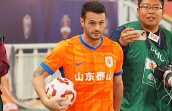 中超|泰山4：2浙江，瓦科上演帽子戏法，赛后收藏用球留作纪念