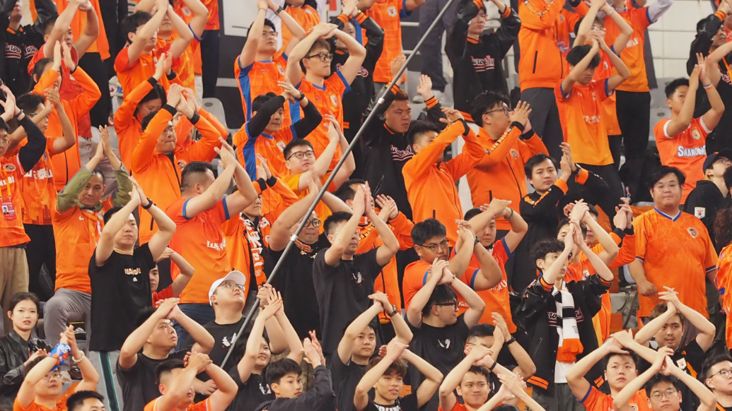果然视频|泰山4：2浙江，赛后球迷点亮闪光灯为球队加油打气