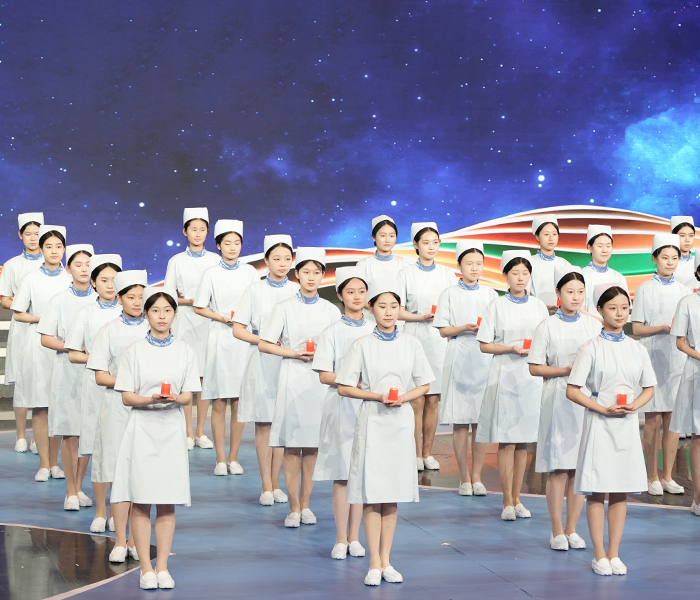 2025年5月12日是第113个国际护士节，今年我国护士节主题为“关爱护士队伍，守护人民健康”。护士队伍是推动卫生健康事业高质量发展的一支重要力量，为弘扬南丁格尔精神、展现青岛医护人员的职业风采，齐鲁晚报青岛融媒中心推出“山海情怀·白衣守护”2025护士节特别报道。
