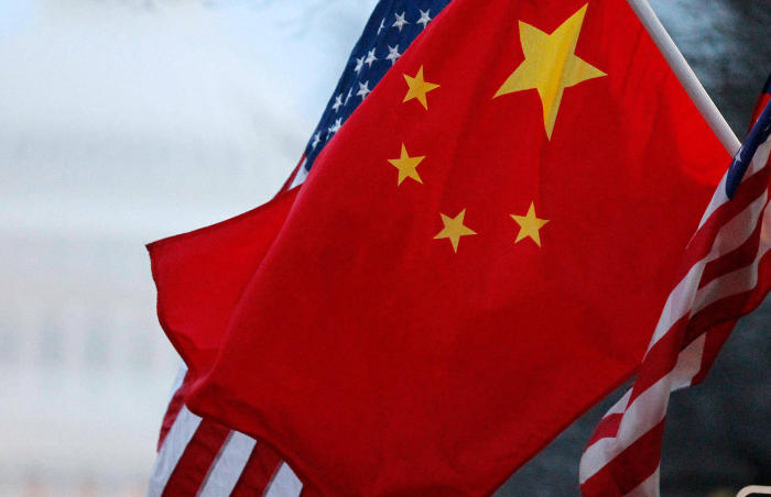 当地时间5月10日上午,中美经贸高层会谈在瑞士日内瓦开始举行。中共中央政治局委员、国务院副总理何立峰作为中美经贸中方牵头人,与美方牵头人、美国财长贝森特举行会谈。11日,会谈在日内瓦继续进行。外国媒体称,这是美国政府4月对中国加征高额关税并引发中方反制以来,中美双方首次就相关问题进行面对面会谈。
