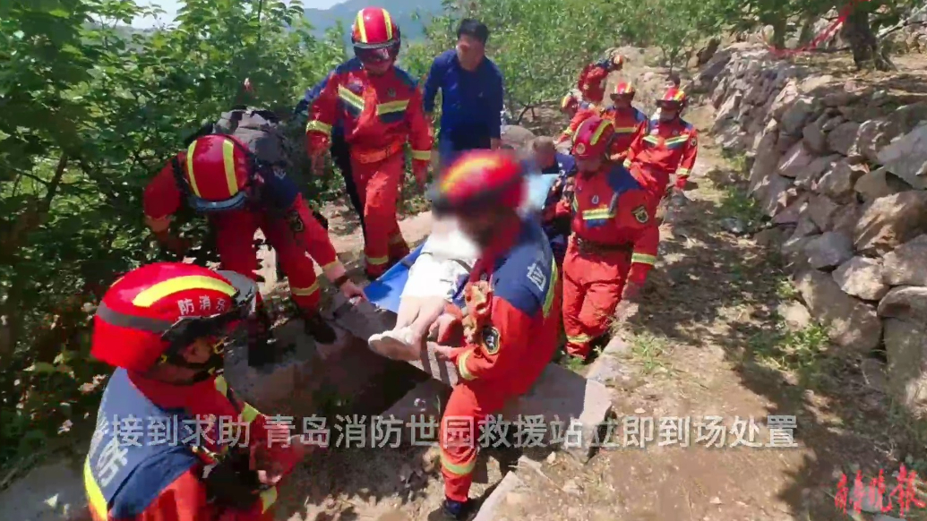 果然视频|老人爬山途中突然晕倒，消防员合力将其抬下山