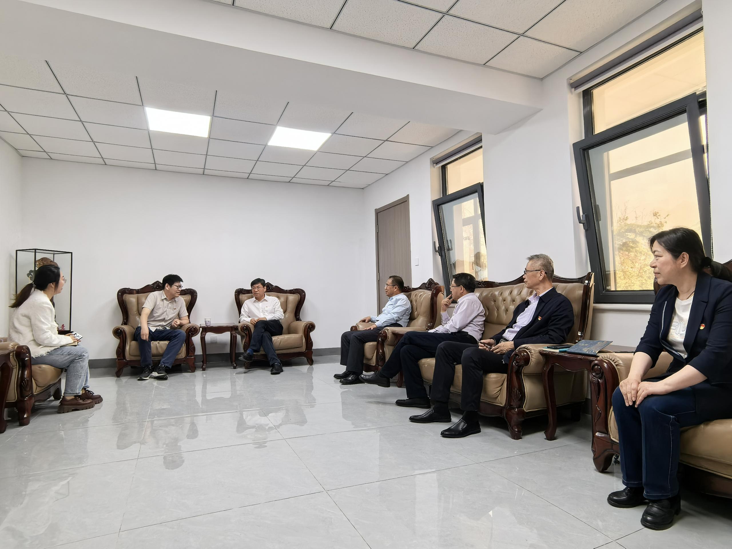 党建引领健康同行，济南市鲍山街道贤德社区向市七院赠送锦旗