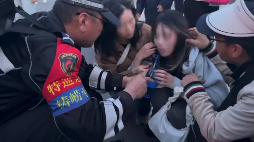 琴视频丨女孩在礁石上摔伤，家长求救特警