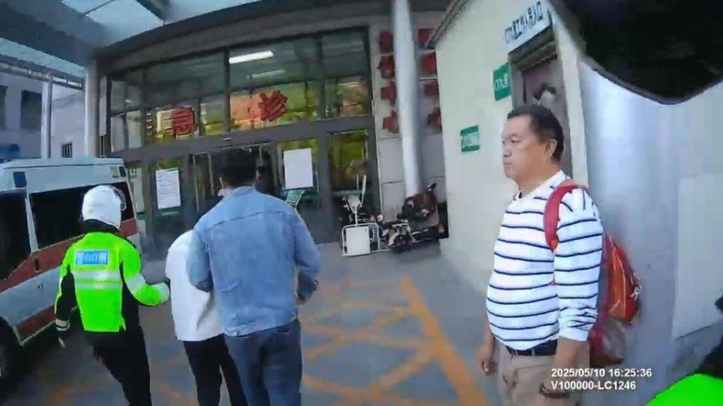 琴视频丨孕妇突发出血，铁骑队员开辟绿色通道送医