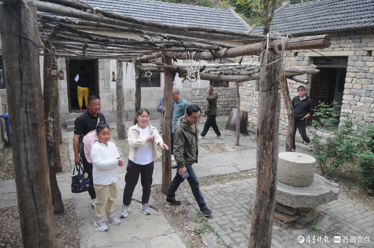 淄博梦泉村，游客如织