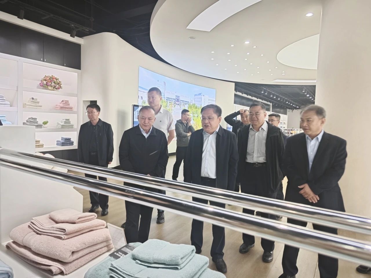 新疆巴楚县领导来滨考察交流 共探纺织产业发展新路径