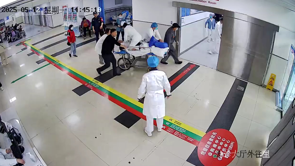 琴视频丨与死神抢时间！患者心跳骤停，护士跃上担架车一路施救