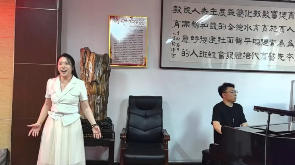 果然视频丨花腔女高音秦侃如在母校泰安一中献唱《大地如歌》