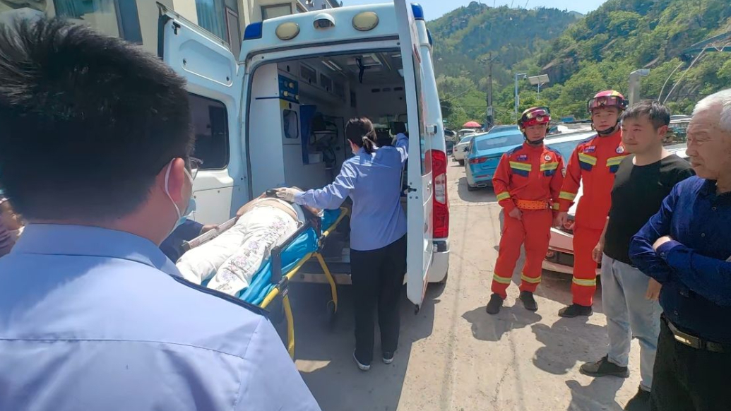 琴视频丨六旬游客在崂山突发心脏病晕倒，消防员用担架轮流抬下山