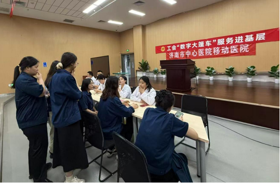 济南市工会“数字大篷车”两辆服务专车 开进中国重汽集团