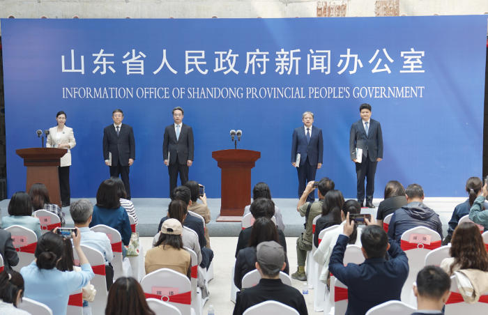 5月16日,一场别开生面的省政府新闻发布会在青岛市城阳区阿斯利康吸入气雾剂生产供应基地召开,发布会以“服务跨国公司 山东在行动”为主题,全面展示山东深化与跨国公司合作、助力高水平对外开放的生动实践。