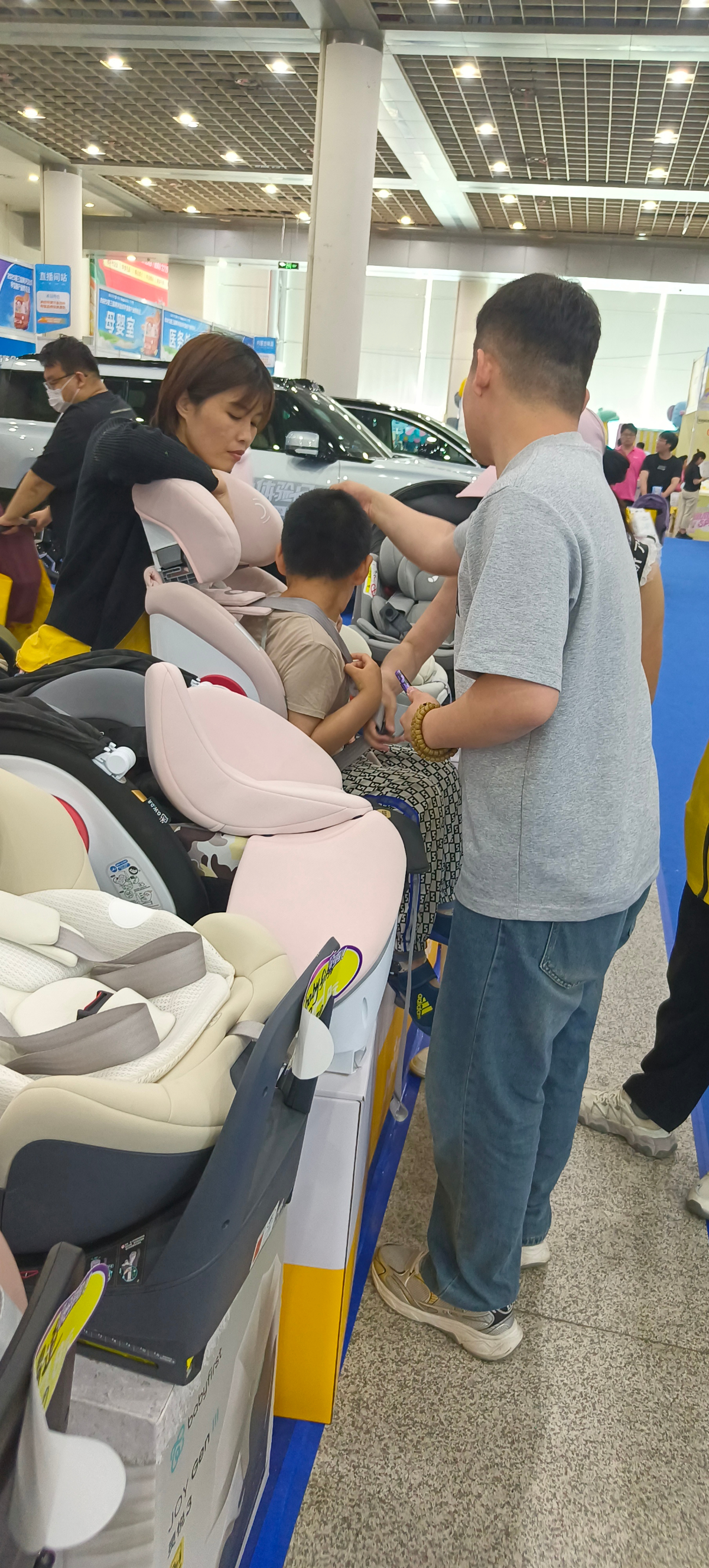 孕婴童博览会现场家长为孩子寻觅“梦中童车”，开启育儿新体验