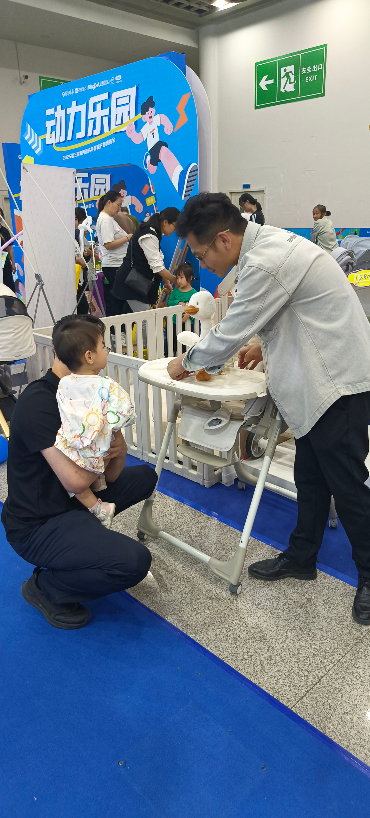 孕婴童博览会现场家长为孩子寻觅“梦中童车”，开启育儿新体验