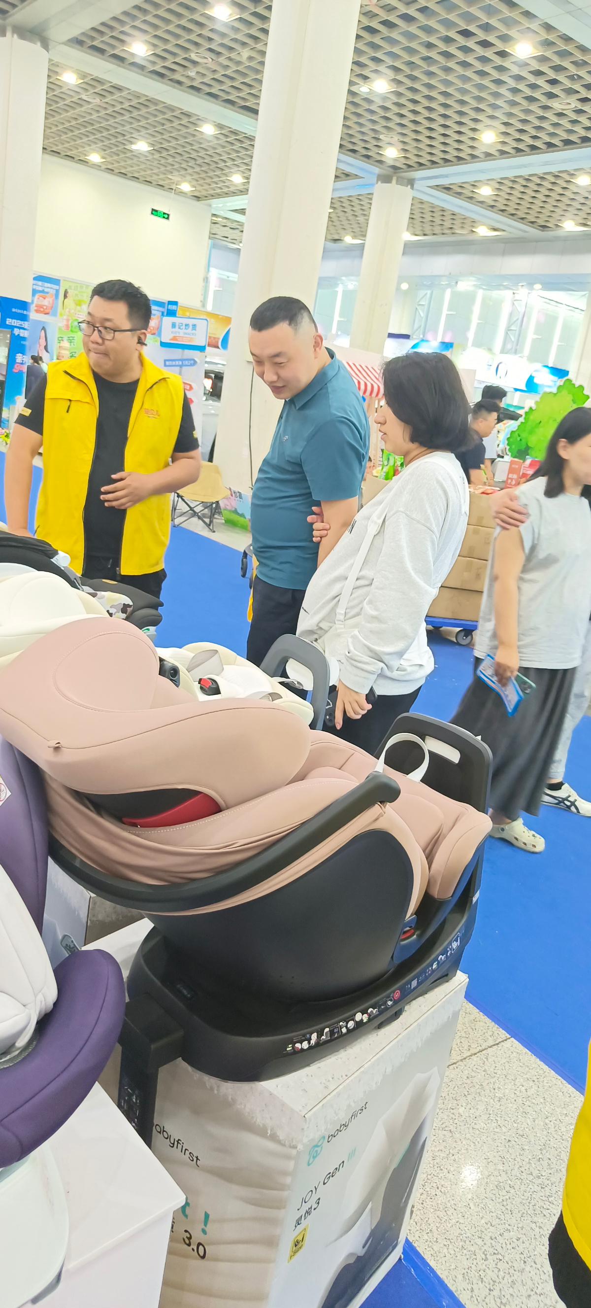 孕婴童博览会现场家长为孩子寻觅“梦中童车”，开启育儿新体验