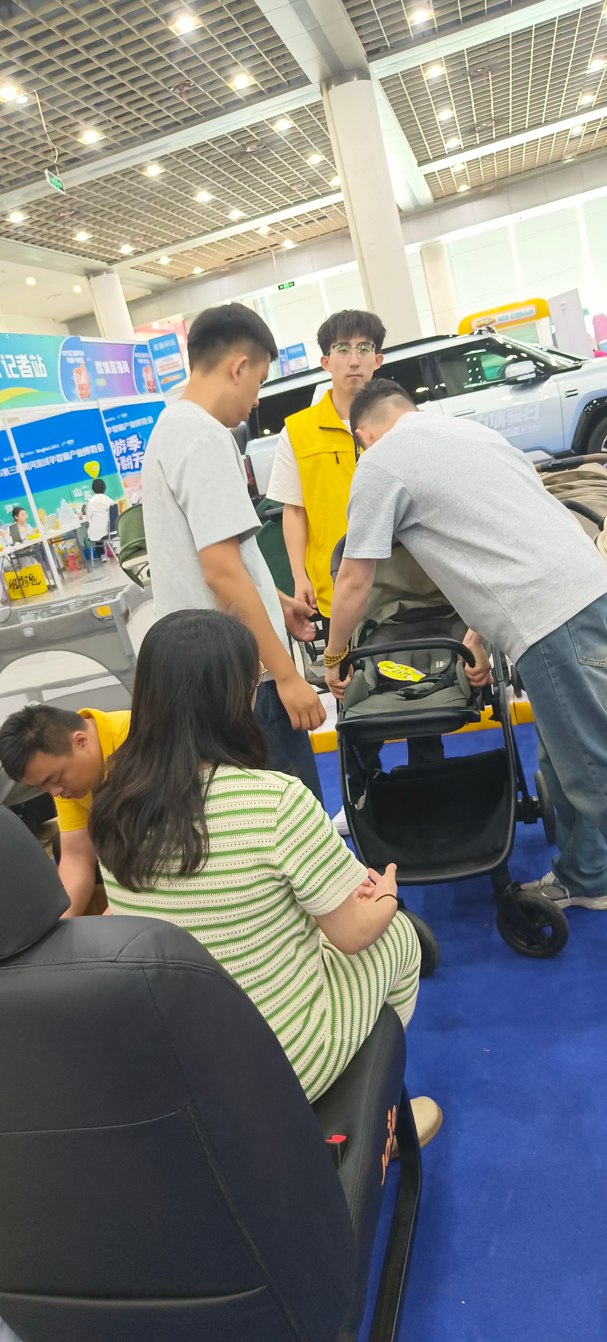 孕婴童博览会现场家长为孩子寻觅“梦中童车”，开启育儿新体验