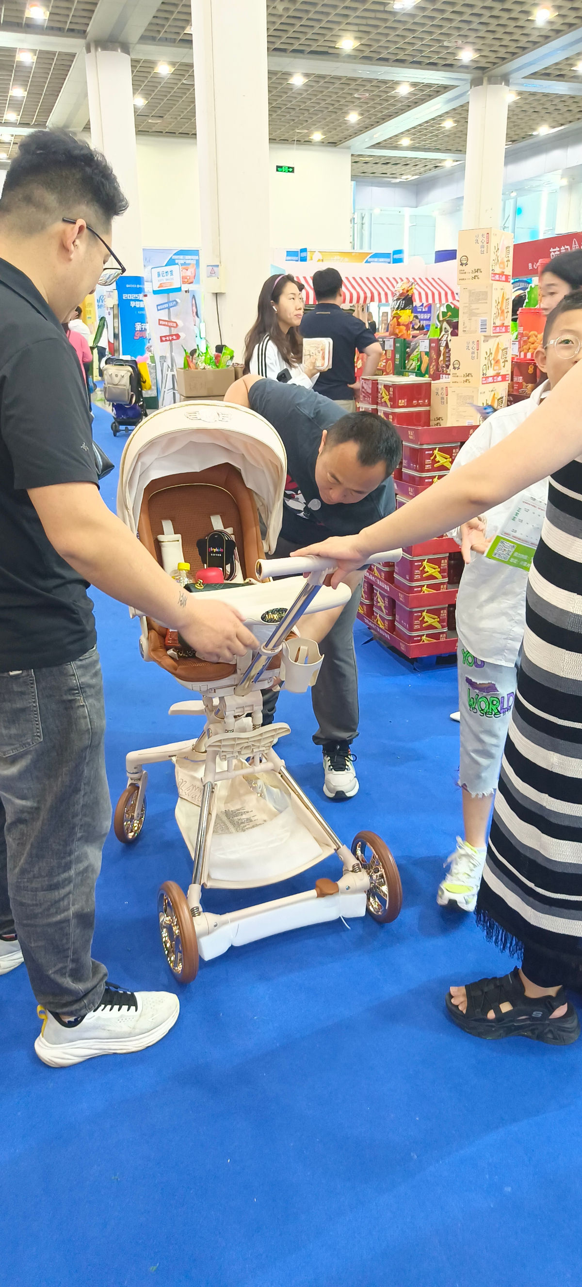 孕婴童博览会现场家长为孩子寻觅“梦中童车”，开启育儿新体验