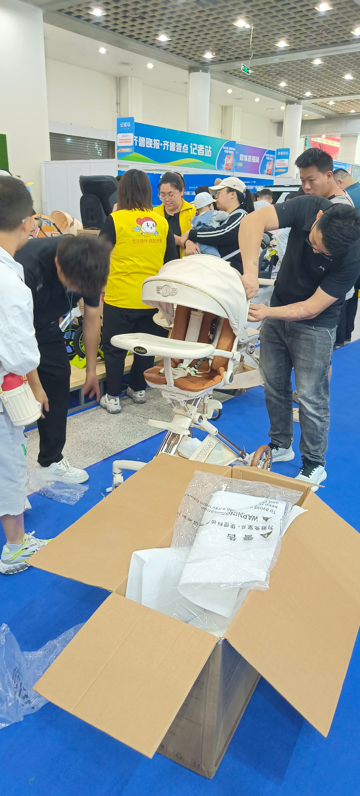 孕婴童博览会现场家长为孩子寻觅“梦中童车”，开启育儿新体验