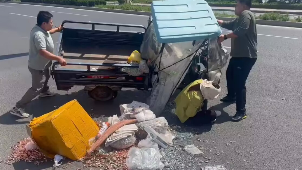 琴视频·青岛故事丨三轮车侧翻驾驶员被困，“00后”小伙伸援手