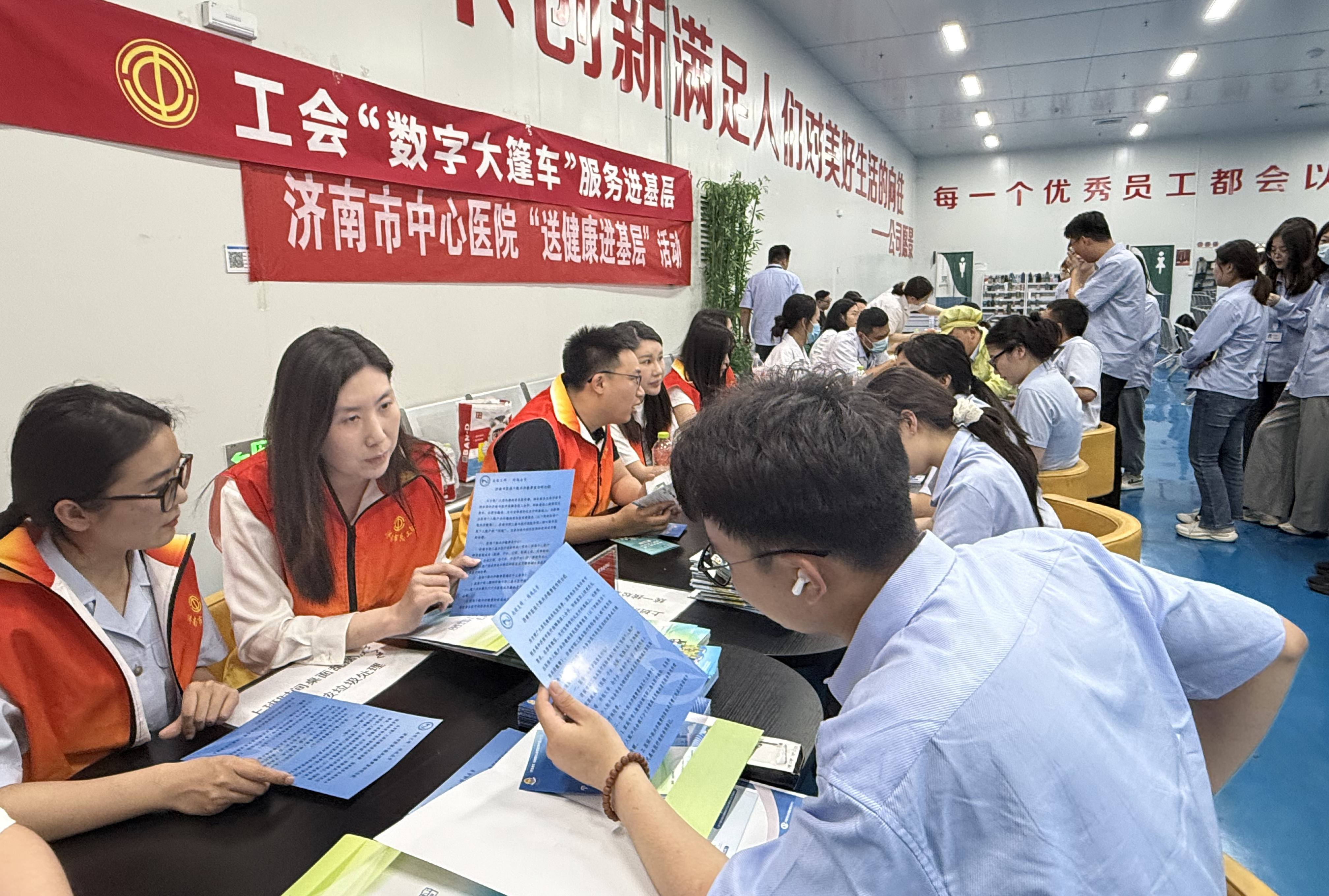 “数字大篷车”为比亚迪汽车工业园送去“双专车”订单式服务