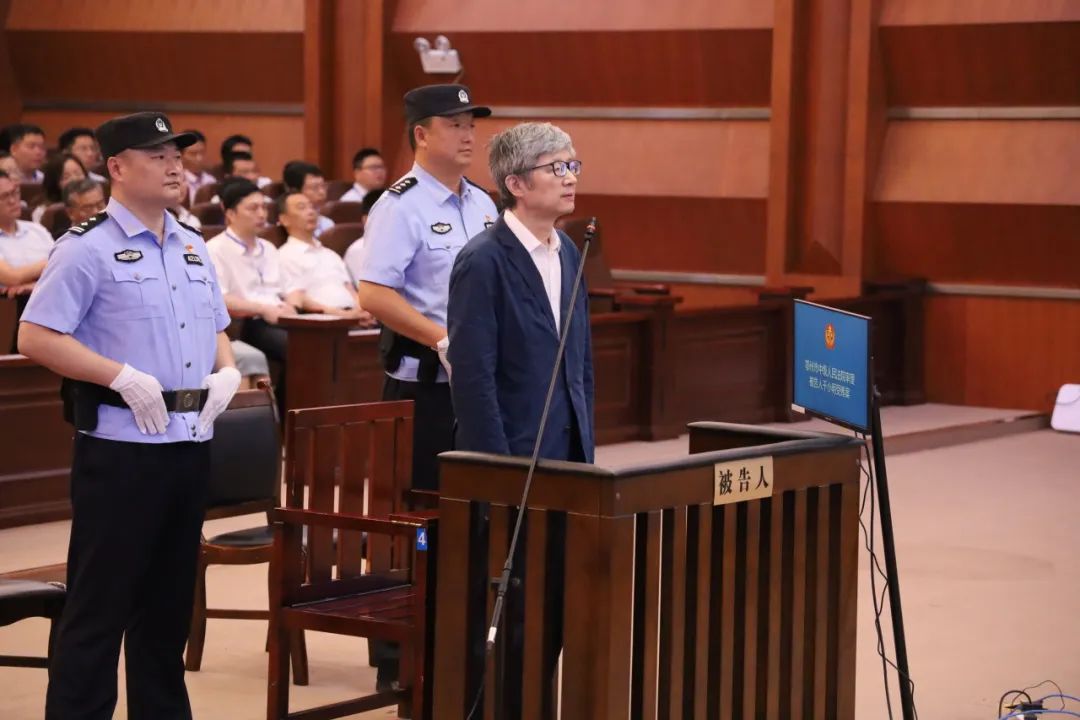 武汉市政协原副主席干小明受审，曾被指默许、纵容配偶组织赌博