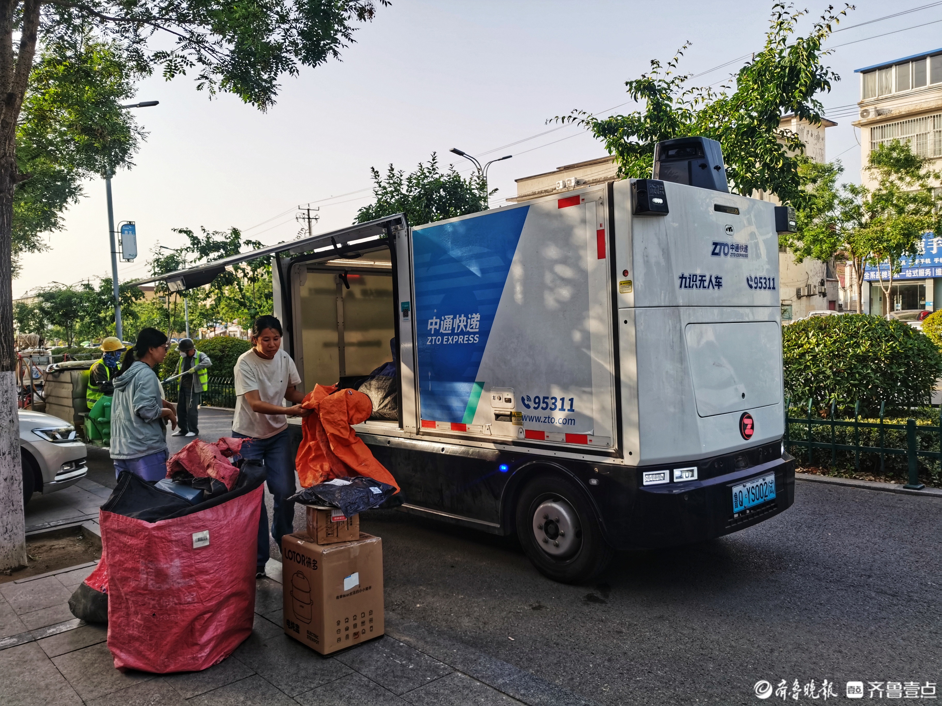 小城里的无人驾驶快递车