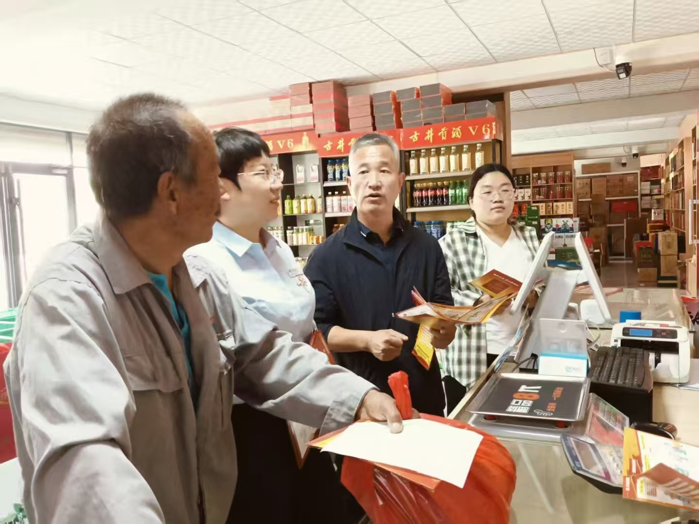 博兴农商银行吕艺支行党支部联合镇司法局开展普法知识宣传活动